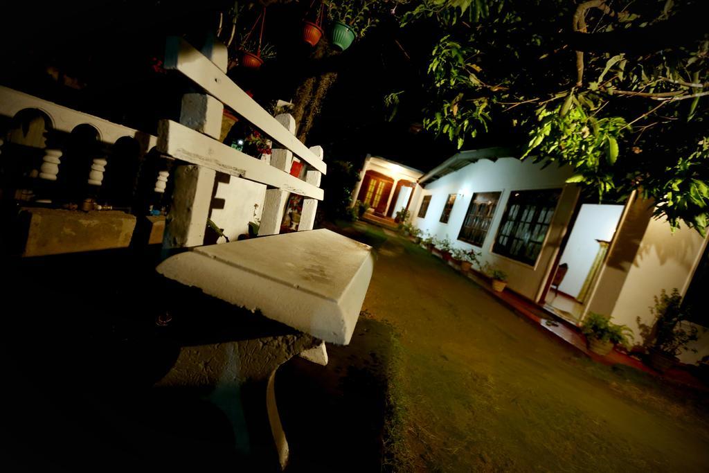 Travellers Home Канди Экстерьер фото