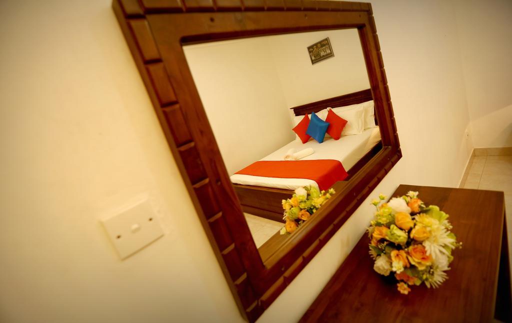 Travellers Home Канди Экстерьер фото